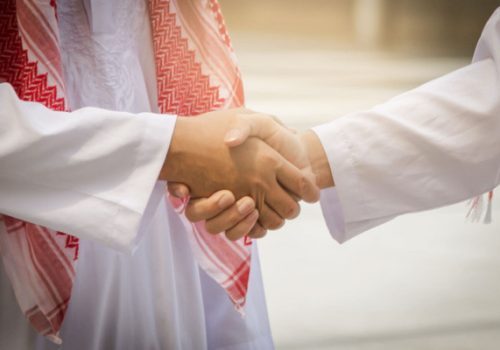 arab-businessmen-shaking-hands-600x400